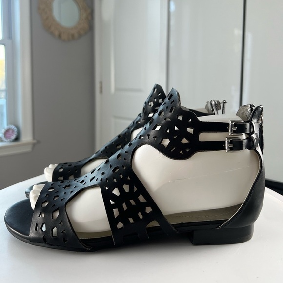 GUESS Black Silver Laser Cut WGFLORISE-C Sandals With Back Zipper Size 6 NWOT - Picture 7 of 12